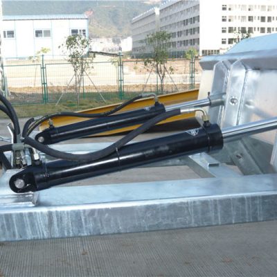 ਸੌਖੀ. ਵਰਤੋਂ ਵਿੱਚ ਸਕਾਰਾਤਮਕ ਲਾਕਿੰਗ ਮਕੈਨਿਜ਼ਮ. ਸੇਫਟੀ ਚੇਨ ਹੱਪਰ ਨੂੰ ਵਾਹਨ ਨੂੰ ਸੰਭਾਲਣ ਲਈ ਸੁਰੱਖਿਅਤ ਕਰਦੀ ਹੈ. ਵੈਲਡੇਡ ਸੀਮਜ਼ ਲੀਕ ਹੋਣ ਨੂੰ ਰੋਕਦੇ ਹਨ. ਵਾਧੂ-ਡੂੰਘੇ ਕਾਂਟੇ ਦੇ ਖੁੱਲ੍ਹਣ. 2 "ਚੋਟੀ ਦੇ ਬੁੱਲ ਬਣਦੇ ਹਨ. ਉੱਚੀ ਵਿਸੀਬਿਲਟੀ ਨੀਲੇ ਰੰਗ ਦੀ ਪਰਲੀ